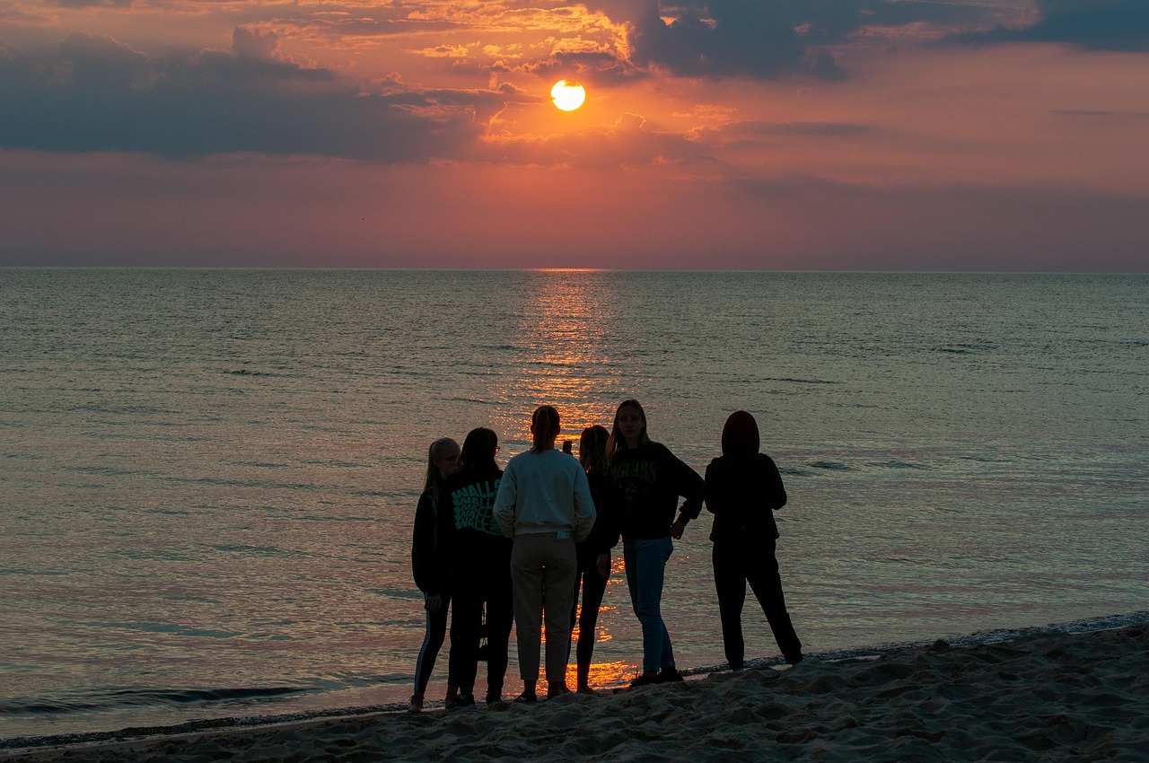 friends, beach, sunset, outdoors, nature, trip, vacation, leisure, together, group, sea, travel, ocean